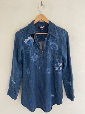 JOHNNY WAS WorkShop Half Zip Floral Embroidered Denim Tunic: XS; NWOT! P2P: 19"